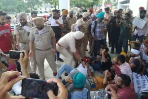 ਬੇਰੁਜ਼ਗਾਰ ਅਧਿਆਪਕਾਂ ਦਾ ਰੈਸਟ ਹਾਊਸ ’ਤੇ ਹੱਲਾ, ਗੇਟ ਤੋੜ ਅੰਦਰ ਵੜੇ