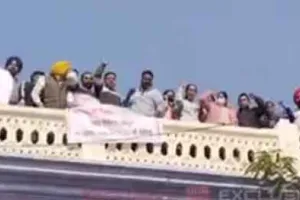 ਸਿਹਤ ਮੁਲਾਜ਼ਮ ਸਰਕਾਰੀ ਹਸਪਤਾਲ ਦੀ ਛੱਤ ’ਤੇ ਚੜ੍ਹੇ