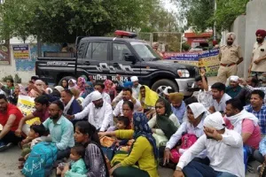 ਈਟੀਟੀ ਅਧਿਆਪਕਾਂ ਨੇ ਤਿੱਖੜ ਦੁਪਿਹਰੇ ਘੇਰੀ ਸਿੱਖਿਆ ਮੰਤਰੀ ਦੀ ਰਿਹਾਇਸ਼