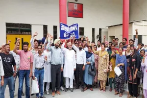 ਅੱਧੀ ਦਰਜ਼ਨ ਤੋਂ ਵੱਧ ਜ਼ਿਲਿਆਂ ਦੇ ਕੱਚੇ ਬੈਂਕ ਕਾਮਿਆਂ ਵੱਲੋਂ ਠੇਕੇਦਾਰੀ ਸਿਸਟਮ ਵਿਰੁੱਧ ਡੀਸੀ ਦਫ਼ਤਰ ਅੱਗੇ ਨਾਅਰੇਬਾਜ਼ੀ