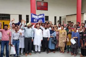 ਅੱਧੀ ਦਰਜ਼ਨ ਤੋਂ ਵੱਧ ਜ਼ਿਲ੍ਹਿਆਂ ਦੇ ਕੱਚੇ ਬੈਂਕ ਕਾਮਿਆਂ ਵੱਲੋਂ ਡੀਸੀ ਦਫ਼ਤਰ ਅੱਗੇ ਨਾਅਰੇਬਾਜ਼ੀ
