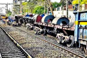 Indian Railways: ਰੇਲਗੱਡੀ ਪਟੜੀ ਤੋਂ ਲੱਥੀ, 20 ਤੋਂ ਵੱਧ ਟਰੇਨਾਂ ਪ੍ਰਭਾਵਿਤ, ਹੈਲਪਲਾਈਨ ਨੰਬਰ ਜਾਰੀ