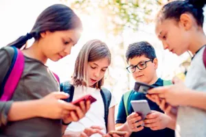 Social Media: ਮੋਬਾਇਲ ਦੀ ਬਨਾਉਟੀ ਦੁਨੀਆ ’ਚ ਗੁਆਚ ਰਿਹਾ ਬਚਪਨ