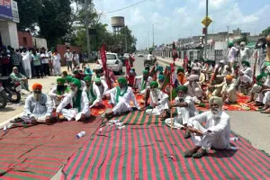 Dharna: ਕਿਸਾਨ ਜਥੇਬੰਦੀਆਂ ਵੱਲੋਂ ਨੌਜਵਾਨ ਦੀ ਕੁੱਟਮਾਰ ਦੇ ਵਿਰੋਧ ’ਚ ਥਾਣੇ ਅੱਗੇ ਧਰਨਾ