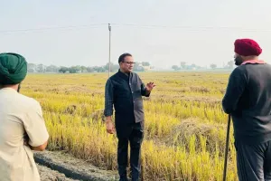 Farmers News Punjab: ਪਰਾਲੀ ਨੂੰ ਲਗਾਈ ਅੱਗ ਬੁਝਾ ਕੇ ਕਿਸਾਨ ਨੂੰ ਸੁਪਰਸੀਡਰ ਨਾਲ ਕਣਕ ਦੀ ਬਿਜਾਈ ਕਰਨ ਲਈ ਕੀਤਾ ਪ੍ਰੇਰਿਤ