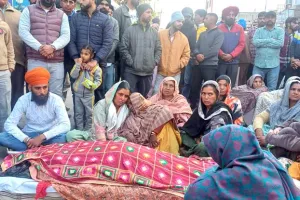 Malerkotla News: ਡਲਿਵਰੀ ਤੋਂ ਬਾਅਦ ਔਰਤ ਦੀ ਹੋਈ ਮੌਤ, ਲਾਸ਼ ਹਸਪਤਾਲ ਦੇ ਸਾਹਮਣੇ ਰੱਖ ਪਰਿਵਾਰ ਨੇ ਲਾਇਆ ਧਰਨਾ