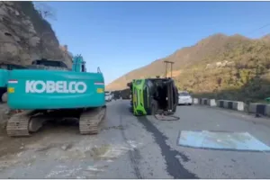 Road Accident: ਚੰਡੀਗੜ੍ਹ-ਮਨਾਲੀ ਹਾਈਵੇਅ ‘ਤੇ ਸੈਲਾਨੀ ਬੱਸ ਪਲਟੀ, 31 ਯਾਤਰੀ ਜ਼ਖਮੀ