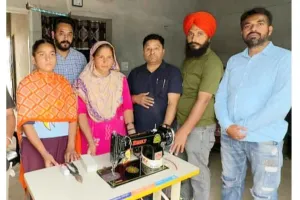 Self Employment: ਔਰਤ ਨੂੰ ਸਵੈ-ਰੋਜ਼ਗਾਰ ਲਈ ਕੱਪੜੇ ਸਿਲਾਈ ਕਰਨ ਵਾਲੀ ਮਸ਼ੀਨ ਭੇਂਟ ਕੀਤੀ