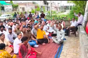 Jalalabad Protest: ਬਿਜਲੀ ਕਾਮਿਆਂ ਵੱਲੋਂ ਤੀਸਰੇ ਦਿਨ ਸਮੂਹਿਕ ਛੁੱਟੀ ਲੈ ਕੇ ਮੰਡਲ ਜਲਾਲਾਬਾਦ ਦਫਤਰ ਅੱਗੇ ਰੋਸ ਧਰਨਾ