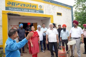 ਖੁਰਾਕ ਤੇ ਸਿਵਲ ਸਪਲਾਈ ਮੰਤਰੀ ਲਾਲ ਚੰਦ ਕਟਾਰੂਚੱਕ ਵੱਲੋਂ ਗੈਸ ਏਜੰਸੀਆਂ ’ਤੇ ਅਚਨਚੇਤ ਛਾਪਾਮਾਰੀ