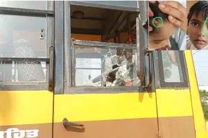 Attack On School Bus: ਮੋਟਰਸਾਈਕਲ ਸਵਾਰ ਵੱਲੋਂ ਡੀਏਵੀ ਸਕੂਲ ਬੱਸ ’ਤੇ ਡੰਡਿਆਂ ਨਾਲ ਕੀਤੀ ਭੰਨਤੋੜ 