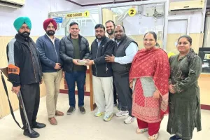 Honesty: ਬੈਂਕ ਸਟਾਫ ਨੇ ਦਿਖਾਈ ਇਮਾਨਦਾਰੀ, ਦੋ ਲੱਖ ਅਸਲ ਮਾਲਿਕ ਨੂੰ ਸੌਂਪਿਆ