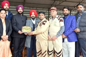 Malout News: ਅੱਖਾਂ ਦਾਨ ਸੰਮਤੀ ਮਲੋਟ ਨੂੰ ਗਣਤੰਤਰ ਦਿਵਸ ਸਮਾਰੋਹ ਮੌਕੇ ਕੀਤਾ ਸਨਮਾਨਿਤ