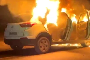Car Fire Incident: ਸਪਾਰਕਿੰਗ ਕਾਰਨ ਕਾਰ ਨੂੰ ਲੱਗੀ ਅੱਗ, ਪਤੀ-ਪਤਨੀ ਵਾਲ਼-ਵਾਲ਼ ਬਚੇ