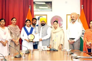 Punjab News: ਅੱਠਵੀਂ ਦੇ ਨਤੀਜਿਆ ਵਿੱਚ ਟਾਪਰ ਰਹਿਣ ਵਾਲੀ ਵਿਦਿਆਰਥਣਾਂ ਨੂੰ ਮਿਲੇ ਸੀਐਮ ਭਗਵੰਤ ਮਾਨ 