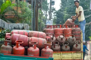 LPG Gas Update: ਗੈਸ ਸਿਲੰਡਰ ਦੀਆਂ ਕੀਮਤਾਂ 'ਚ ਰਿਕਾਰਡ ਤੋੜ ਵਾਧਾ, ਕਾਰੋਬਾਰੀਆਂ ਨੂੰ ਵੱਡਾ ਝਟਕਾ!
