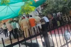Barnala News: ਧਰਨੇ 'ਤੇ ਬੈਠੇ ਸੇਵਾ ਕੇਂਦਰਾਂ ਦੇ ਮੁਲਾਜ਼ਮ ਪੁਲਿਸ ਨੇ ਜ਼ਬਰੀ ਚੁੱਕ ਥਾਣੇ ਡੱਕੇ