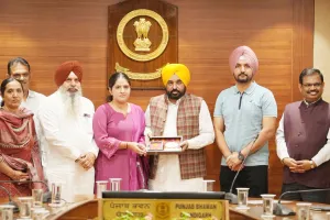 Bhagwant Mann: ਮੁੱਖ ਮੰਤਰੀ ਭਗਵੰਤ ਸਿੰਘ ਮਾਨ ਵੱਲੋਂ ਯੂ.ਪੀ.ਐਸ.ਸੀ.-2025 ਪਾਸ ਕਰਨ ਵਾਲੇ ਉਮੀਦਵਾਰਾਂ ਦਾ ਸਨਮਾਨ; ਕਿਹਾ, ਪੰਜਾਬ ਦੇ ਆਮ ਪਰਿਵਾਰਾਂ ਦੇ ਬੱਚੇ ਲਗਾਤਾਰ ਸੂਬੇ ਦਾ ਮਾਣ ਵਧਾ ਰਹੇ