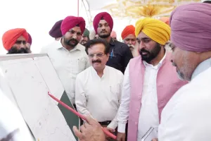 Dhussi Bundh Link Road: ਮੁੱਖ ਮੰਤਰੀ ਭਗਵੰਤ ਸਿੰਘ ਮਾਨ ਨੇ ਸਤਲੁਜ ਪੱਟੀ ਨੂੰ ਹੜ੍ਹਾਂ ਤੋਂ ਬਚਾਉਣ ਅਤੇ ਸ਼ਾਹਕੋਟ-ਲੋਹੀਆਂ ਖੇਤਰ ਵਿੱਚ ਆਵਾਜਾਈ ਨੂੰ ਸੁਖਾਲਾ ਬਣਾਉਣ ਲਈ 38 ਕਿਲੋਮੀਟਰ ਲੰਬੀ ਧੁੱਸੀ ਬੰਨ੍ਹ ਲਿੰਕ ਸੜਕ ਦਾ ਨੀਂਹ ਪੱਥਰ ਰੱਖਿਆ