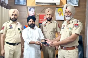 Kotkapura News: ਕੋਟਕਪੂਰਾ ਪੁਲਿਸ ਨੇ ਗੁੰਮ ਹੋਇਆ ਲਾਇਸੈਂਸੀ ਰਿਵਾਲਵਰ ਮਾਲਕ ਨੂੰ ਸੌਂਪਿਆ, ਵਿਅਕਤੀ ਨੇ ਕੀਤਾ ਧੰਨਵਾਦ