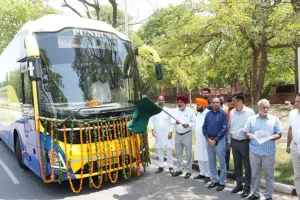 Punjab: ਭਗਵੰਤ ਮਾਨ ਸਰਕਾਰ ਵੱਲੋਂ ਦਿੱਲੀ ਹਵਾਈ ਅੱਡੇ ਲਈ ਲਗਜ਼ਰੀ ਬੱਸਾਂ ਦੇ ਬੇੜੇ ਦਾ ਵਿਸਥਾਰ; ਟ੍ਰਾਂਸਪੋਰਟ ਮੰਤਰੀ ਹਰਪਾਲ ਸਿੰਘ ਚੀਮਾ ਨੇ 5 ਨਵੀਆਂ ਸੁਪਰ ਇੰਟੀਗ੍ਰਲ ਵੋਲਵੋ ਬੱਸਾਂ ਨੂੰ ਹਰੀ ਝੰਡੀ ਦਿਖਾ ਕੇ ਕੀਤਾ ਰਵਾਨਾ