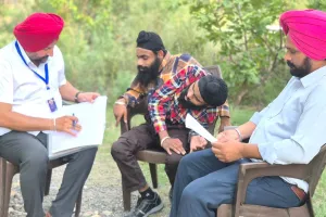 SIR Campaign: ਐੱਸਆਈਆਰ ਤਹਿਤ ਬੀਐਲਓ ਨੇ ਜੁੜਵੇਂ ਭਰਾਵਾਂ ਸੋਹਣੇ ਅਤੇ ਮੋਹਣੇ ਦੇ ਘਰ ਪਹੁੰਚ ਕੇ ਵੰਡੇ ਗਣਨਾ ਫਾਰਮ