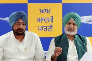 ਅੰਮ੍ਰਿਤਸਰ 'ਚ ਕਾਂਗਰਸੀ ਵਰਕਰਾਂ ਨੇ ਮੁੱਖ ਮੰਤਰੀ ਤੀਰਥ ਯਾਤਰਾ ਬੱਸ 'ਤੇ ਕੀਤਾ ਹਮਲਾ