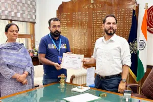 Bathinda News: ਮੁੱਖ ਚੋਣ ਕਮਿਸ਼ਨਰ ਵੱਲੋਂ ਪੰਜਾਬ ਦੇ ਟਾਪ-100 ’ਚ ਸ਼ਾਮਲ ਜ਼ਿਲ੍ਹੇ ਦੇ ਤਿੰਨ ਬੀਐਲਓਜ਼ ਸਨਮਾਨਿਤ