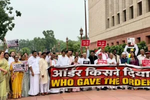 Congress: ਸੰਸਦ ਭਵਨ ਕੰਪਲੈਕਸ ਵਿੱਚ ਇੰਡੀ ਗੱਠਜੋੜ ਦਾ ਵਿਰੋਧ ਪ੍ਰਦਰਸ਼ਨ, ਵਿਦਿਆਰਥੀਆਂ 'ਤੇ ਕਾਰਵਾਈ ਅਤੇ ਪੈਲੇਟ ਗਨ ਦੀ ਵਰਤੋਂ ’ਤੇ ਸਰਕਾਰ ਨੂੰ ਘੇਰਿਆ