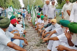Samyukt Kisan Morcha: ਦਿੱਲੀ ਜਾਣ ਤੋਂ ਰੋਕੇ ਕਿਸਾਨਾਂ ਦੇ ਹੱਕ ’ਚ ਐਸਕੇਐਮ ਨਾਨ ਪੋਲੀਟੀਕਲ ਦਾ ਰੋਸ, ਰੇਲਵੇ ਟਰੈਕ ’ਤੇ ਸੰਕੇਤਕ ਧਰਨਾ