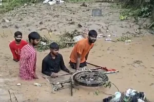 Flood in Kashmir: ਜੰਮੂ-ਕਸ਼ਮੀਰ ਦੇ ਰਾਜੌਰੀ ’ਚ ਭਾਰੀ ਮੀਂਹ ਕਾਰਨ ਤਬਾਹੀ: ਘਰ, ਵਾਹਨ ਤੇ ਦੁਕਾਨਾਂ ਹੜ੍ਹਾਂ ’ਚ ਰੁੜ੍ਹੀਆਂ, ਇੱਕ ਔਰਤ ਲਾਪਤਾ