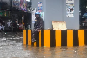 Rain: ਨਿੱਜੀ ਦਫ਼ਤਰਾਂ ਨੂੰ ‘ਵਰਕ ਫਰਾਮ ਹੋਮ’ ਕਰਨ ਦੀ ਸਲਾਹ, 16 ਰੇਲ ਗੱਡੀਆਂ ਰੱਦ