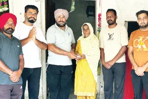 Barnala News: ਡੇਰਾ ਸ਼ਰਧਾਲੂਆਂ ਨੇ ਜ਼ੇਰੇ-ਇਲਾਜ ਵਿਅਕਤੀ ਦੀ ਕੀਤੀ ਆਰਥਿਕ ਮੱਦਦ