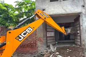 Tarn Taran Bulldozer Action: ਤਰਨਤਾਰਨ ਦੇ ਭਿੱਖੀਵਿੰਡ ’ਚ ਕਥਿਤ ਨਸ਼ਾ ਤਸਕਰਾਂ ਦੇ ਘਰਾਂ ’ਤੇ ਚੱਲਿਆ ਬੁਲਡੋਜ਼ਰ