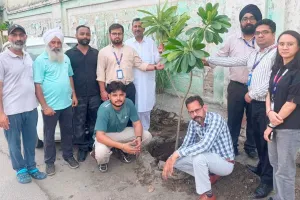 Faridkot News: ਐੱਸਬੀਆਈ ਵੱਲੋਂ ਫ਼ਰੀਦਕੋਟ ’ਚ ਪਲਮੇਰੀਆ ਦੇ ਪੌਦੇ ਲਾ ਕੇ ਹਰਿਆਵਲ ਮੁਹਿੰਮ ਨੂੰ ਹੁਲਾਰਾ