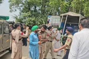 Kotkapura News: ਸਪੀਕਰ ਸੰਧਵਾਂ ਦੇ ਘਰ ਮੂਹਰੇ ਕਿਸਾਨਾਂ ਦਾ ਪੱਕਾ ਮੋਰਚਾ ਪੁਲਿਸ ਨੇ ਹਟਾਇਆ, 200 ਤੋਂ ਵੱਧ ਹਿਰਾਸਤ 'ਚ