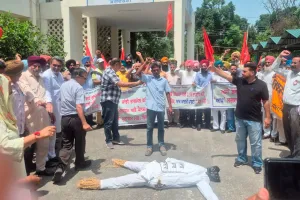 Punjab Employees Protest: ਮੁਲਾਜ਼ਮਾਂ ਤੇ ਪੈਨਸ਼ਨਰਾਂ ਵੱਲੋਂ ਡੀਸੀ ਦਫ਼ਤਰ ਅੱਗੇ ਰੋਸ ਧਰਨਾ, ਸੀਐਮ ਮਾਨ ਦਾ ਪੁਤਲਾ ਫੂਕਿਆ