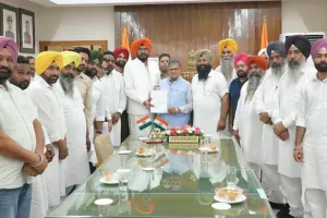 Punjab News: ਆਪ ਵਿਧਾਇਕ ਕੁਲਦੀਪ ਸਿੰਘ ਧਾਲੀਵਾਲ ਨੇ ਰਾਜਪਾਲ ਨਾਲ ਕੀਤੀ ਮੁਲਾਕਾਤ, ਅਜਨਾਲਾ ਨੂੰ ਹੜ੍ਹਾਂ ਤੋਂ ਬਚਾਉਣ ਲਈ ਉਜ ਨਦੀ 'ਤੇ ਡੈਮ ਬਣਾਉਣ ਦੀ ਕੀਤੀ ਮੰਗ