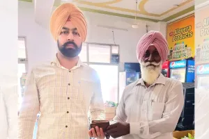 Sunam News: ਡਿੱਗਿਆ ਪਰਸ ਮੋੜ ਕੇ ਇਮਾਨਦਾਰੀ ਦੀ ਮਿਸਾਲ ਪੈਦਾ ਕੀਤੀ