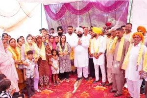 AAP Punjab: ਕਾਂਗਰਸੀ ਸਰਪੰਚ ਸਮੇਤ ਦਰਜਨਾਂ ਪਰਿਵਾਰ ਆਮ ਆਦਮੀ ਪਾਰਟੀ ਵਿੱਚ ਹੋਏ ਸ਼ਾਮਲ