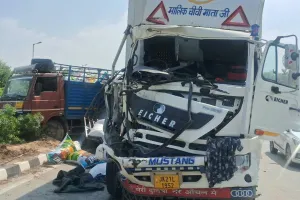 Kotkapura Road Accident: ਕੋਟਕਪੂਰਾ ਨੇੜੇ ਕੈਂਟਰ-ਟਰੱਕ ਦੀ ਭਿਆਨਕ ਟੱਕਰ, ਦੋਵੇਂ ਡਰਾਈਵਰ ਗੰਭੀਰ ਜ਼ਖ਼ਮੀ