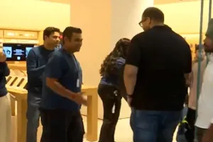 Apple Store India: ਭਾਰਤ ’ਚ Apple ਸਟੋਰ ਖੁੱਲ੍ਹੇ, ਆਈਫੋਨ 18 ਪ੍ਰੋ ਤੇ ਪ੍ਰੋ ਮੈਕਸ ਖਰੀਦਣ ਲਈ ਲੱਗੀਆਂ ਲੰਬੀਆਂ ਕਤਾਰਾਂ