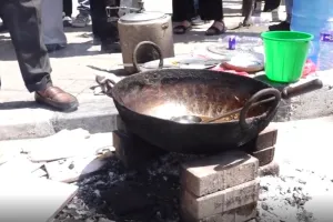 Gas Cylinder Crisis: ਕਾਠਮੰਡੂ ’ਚ ਗੈਸ ਦੀ ਘਾਟ, ਵਿਦਿਆਰਥੀਆਂ ਨੇ ਲੱਕੜ ਦੀ ਵਰਤੋਂ ਕਰਕੇ ਸੜਕ 'ਤੇ ਪਕਾਇਆ ਖਾਣਾ