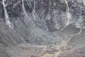 Nepal Flood News: ਨੇਪਾਲ ’ਚ ਭਾਰੀ ਬਰਫ਼ਬਾਰੀ ਨੇ ਮਚਾਈ ਤਬਾਹੀ, 2,000 ਮੀਟਰ ਹੇਠਾਂ ਡਿੱਗੀ ਬਰਫ਼