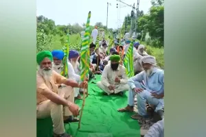 Punjab Farmers Protest: ਰੇਲ ਲਾਈਨਾਂ ਤੇ ਡਟੇ ਕਿਸਾਨ, ਰੱਜ ਕੇ ਕੱਢੀ ਭੜਾਸ