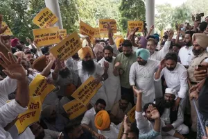 Punjab News: ਚੋਣਾਂ ਤੋਂ ਪਹਿਲਾਂ ਈਡੀ ਦੇ ਛਾਪਿਆਂ ਵਿਰੁੱਧ 'ਆਪ' ਆਗੂਆਂ ਤੇ ਵਰਕਰਾਂ ਦਾ ਪ੍ਰਦਰਸ਼ਨ, ਈਡੀ ਦੀ ਟੀਮ ਦਾ ਘੇਰਾਓ ਕਰ ਕੇ ਬੀਜੇਪੀ ਦੀ ਕੇਂਦਰ ਸਰਕਾਰ ਖ਼ਿਲਾਫ਼ ਕੀਤੀ ਨਾਅਰੇਬਾਜ਼ੀ