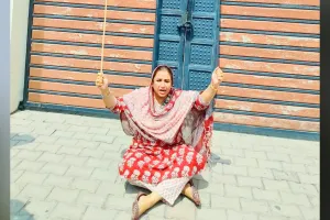 Sunam News: ਮੋਹਨਜੀਤ ਸ਼ੇਰੋਂ ਦੇ ਹੱਕ ’ਚ ਮੰਤਰੀ ਅਮਨ ਅਰੋੜਾ ਦੇ ਘਰ ਕਾਲਾ ਝੰਡਾ ਲੈ ਕੇ ਪਹੁੰਚੀ ਦਮਨ ਬਾਜਵਾ
