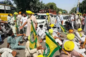Barnala Farmers Protest: ਡੀਸੀ ਦਫ਼ਤਰ ਦਾ ਗੇਟ ਬੰਦ, ਗੁੱਸੇ ’ਚ ਕਿਸਾਨਾਂ ਨੇ ਮੁੱਖ ਸੜਕ ਜਾਮ ਕਰ ਲਾਇਆ ਧਰਨਾ