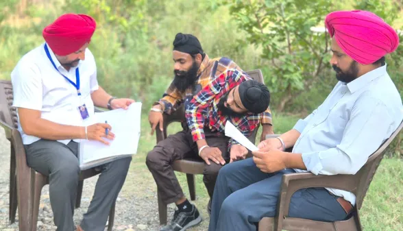 SIR Campaign: ਐੱਸਆਈਆਰ ਤਹਿਤ ਬੀਐਲਓ ਨੇ ਜੁੜਵੇਂ ਭਰਾਵਾਂ ਸੋਹਣੇ ਅਤੇ ਮੋਹਣੇ ਦੇ ਘਰ ਪਹੁੰਚ ਕੇ ਵੰਡੇ ਗਣਨਾ ਫਾਰਮ