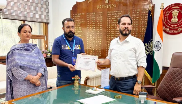 Bathinda News: ਮੁੱਖ ਚੋਣ ਕਮਿਸ਼ਨਰ ਵੱਲੋਂ ਪੰਜਾਬ ਦੇ ਟਾਪ-100 ’ਚ ਸ਼ਾਮਲ ਜ਼ਿਲ੍ਹੇ ਦੇ ਤਿੰਨ ਬੀਐਲਓਜ਼ ਸਨਮਾਨਿਤ